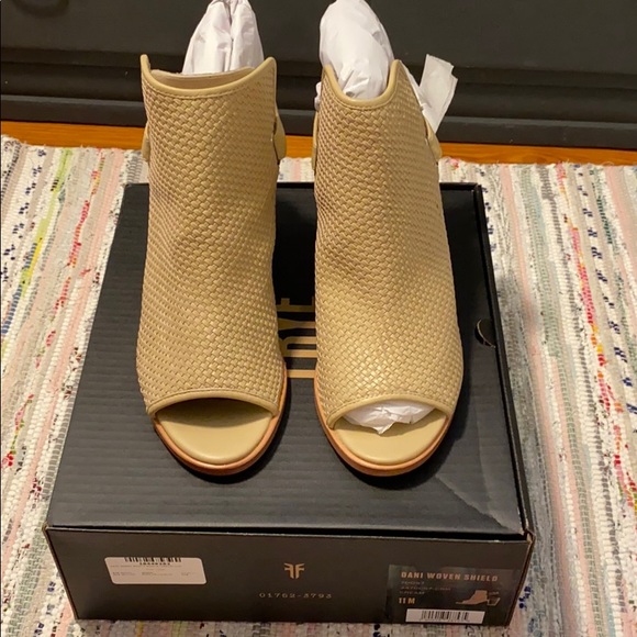NIB Frye Dani Woven Shield Bootie in Cream size 11 - Picture 4 of 5